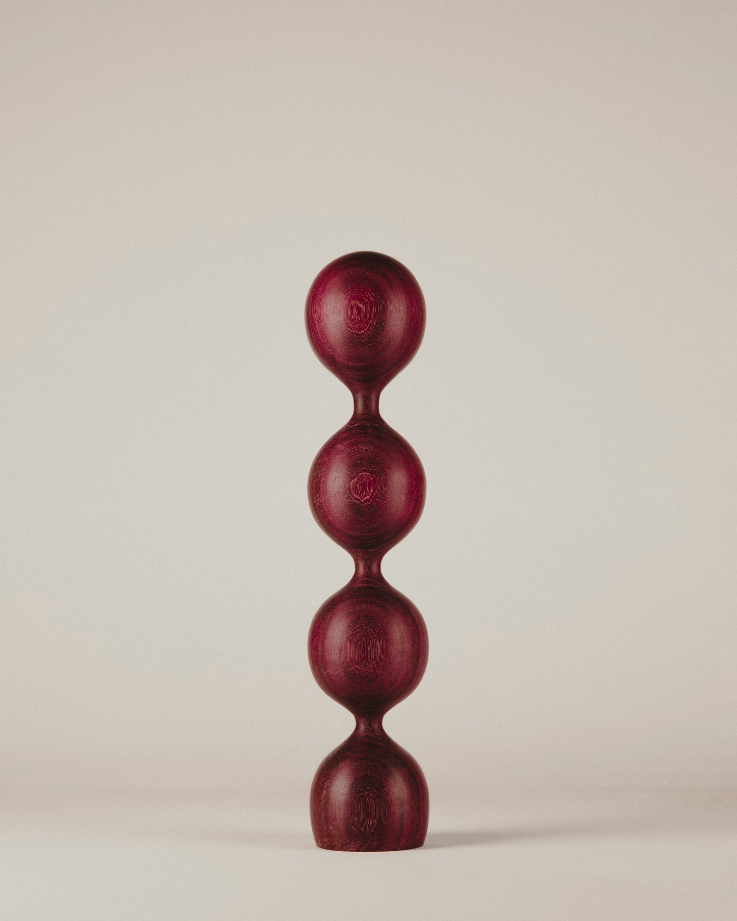 Vista frontal de la escultura Nº 01 en amaranto, hecha a mano por Yubero Torno