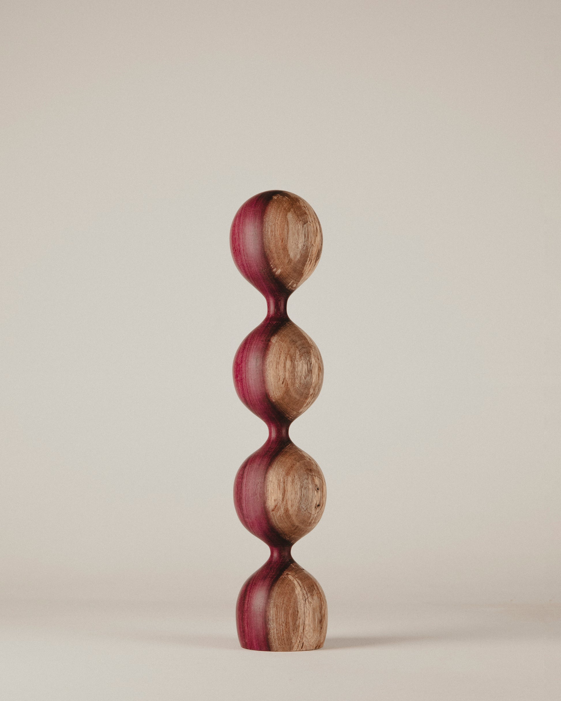 Vista posterior de la escultura de amaranto Nº 01, pieza única torneada por Yubero Torno