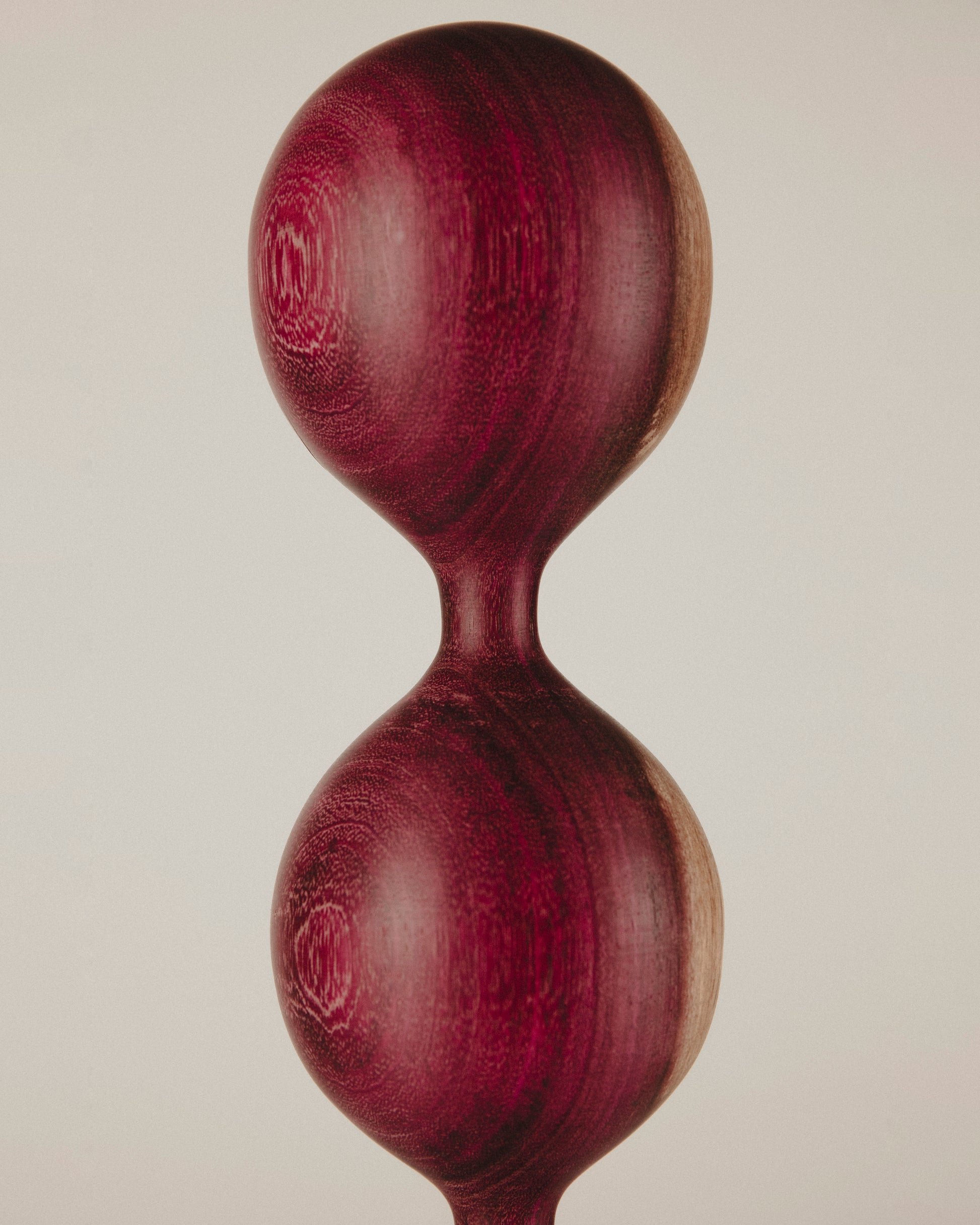Vista superior de la escultura Nº 01 en madera de amaranto, superficie pulida, hecho por Yubero Torno