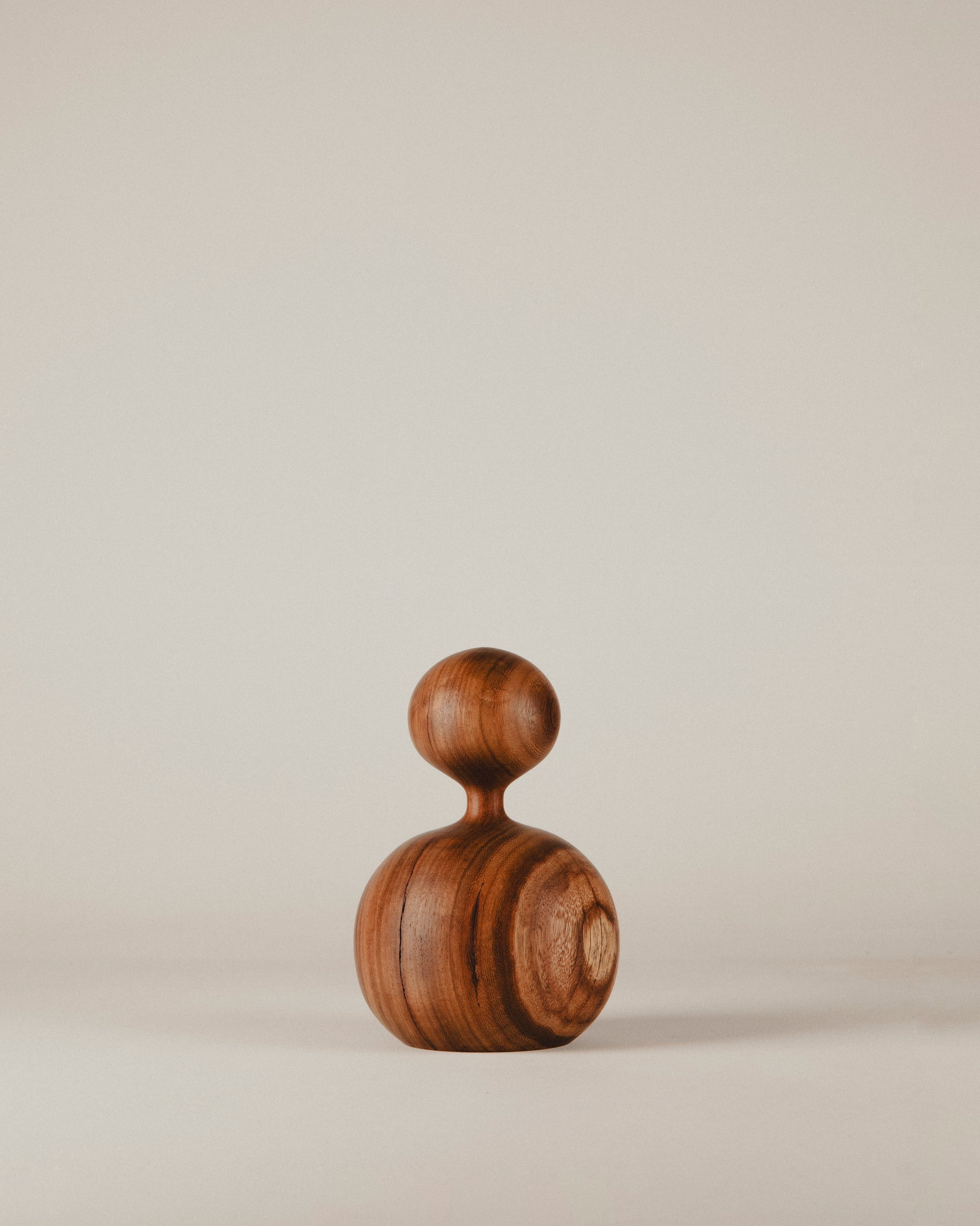 Vista lateral de la escultura Gorditos Nº 01 en madera de iroko, hecha por Yubero Torno.