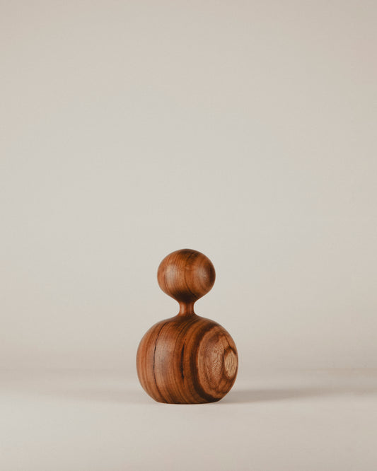 Vista lateral de la escultura Gorditos Nº 01 en madera de iroko, hecha por Yubero Torno.