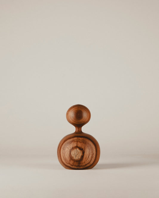 Vista frontal de la escultura Gorditos Nº 01 en madera de iroko, hecha por Yubero Torno.