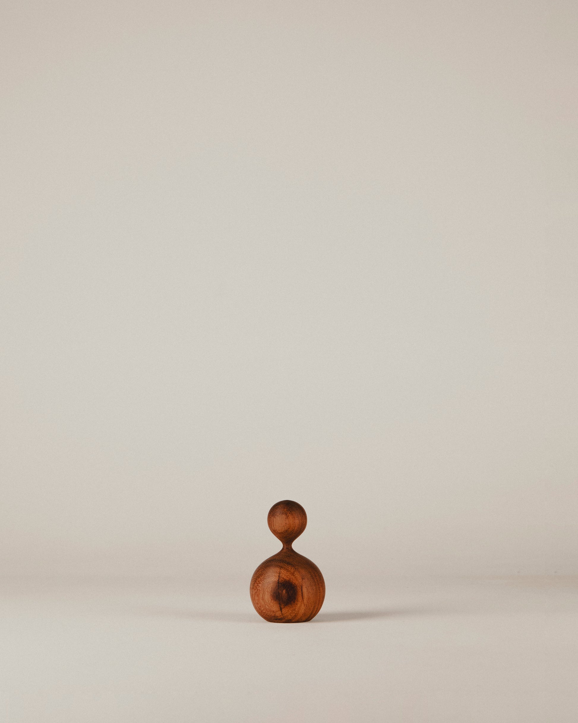 Vista frontal de la escultura de iroko Nº 03, serie “gorditos”, hecha por Yubero Torno