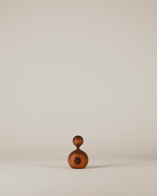Vista frontal de la escultura de iroko Nº 03, serie “gorditos”, hecha por Yubero Torno