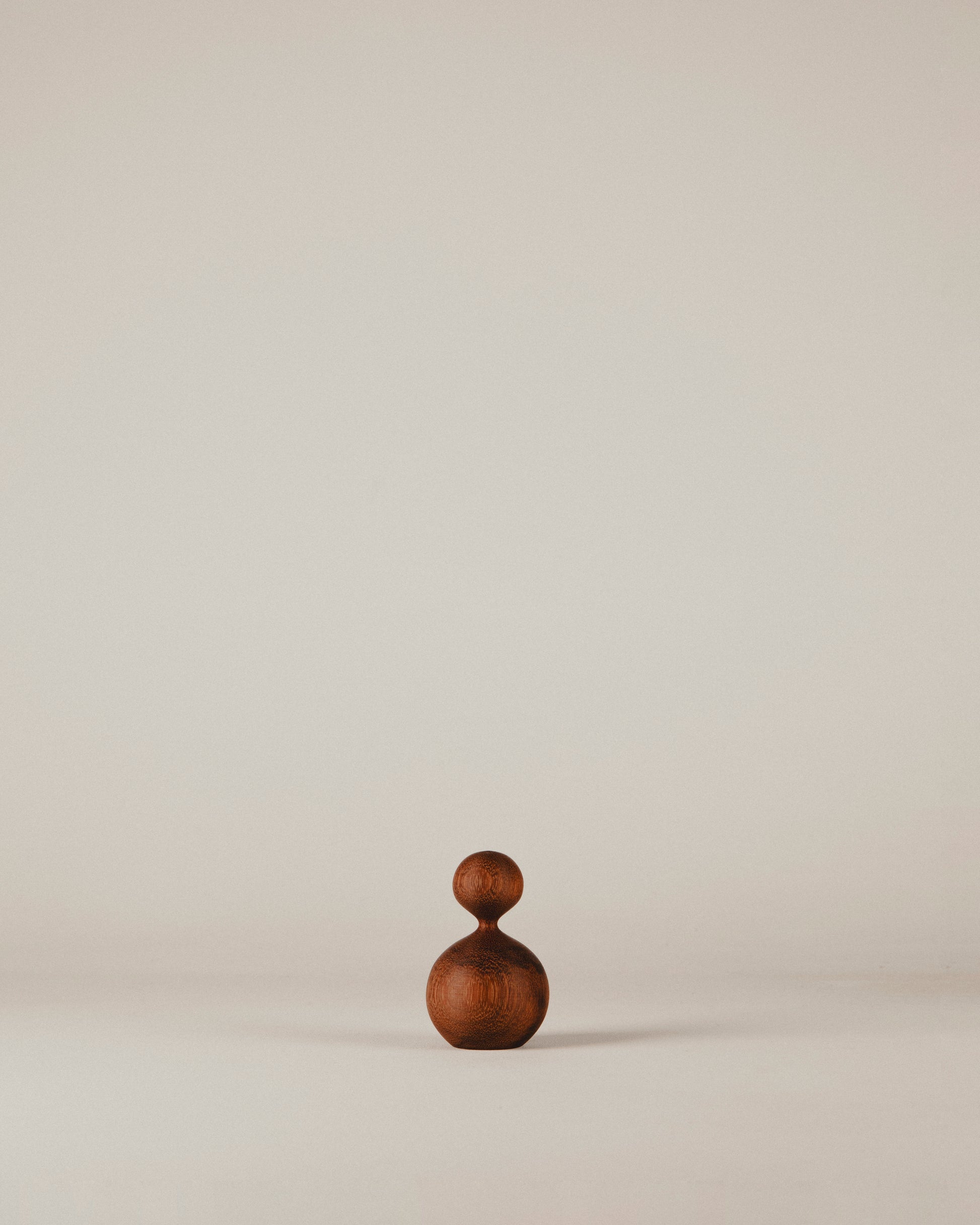 Vista frontal de la escultura de iroko Nº 04, serie “gorditos”, hecha por Yubero Torno