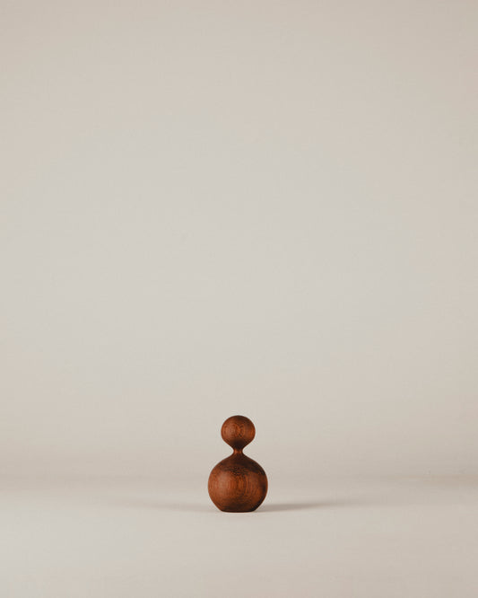 Vista frontal de la escultura de iroko Nº 04, serie “gorditos”, hecha por Yubero Torno