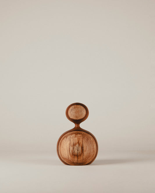 Vista frontal de la escultura de iroko Nº 07, forma compacta y curva generosa. Hecho por Yubero Torno.