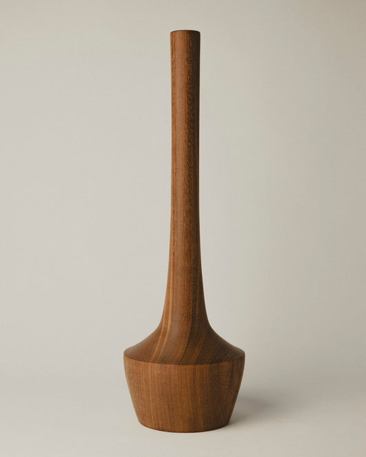 Jarrón de autor en madera de iroko, líneas limpias y robustas. Modelo 03.
