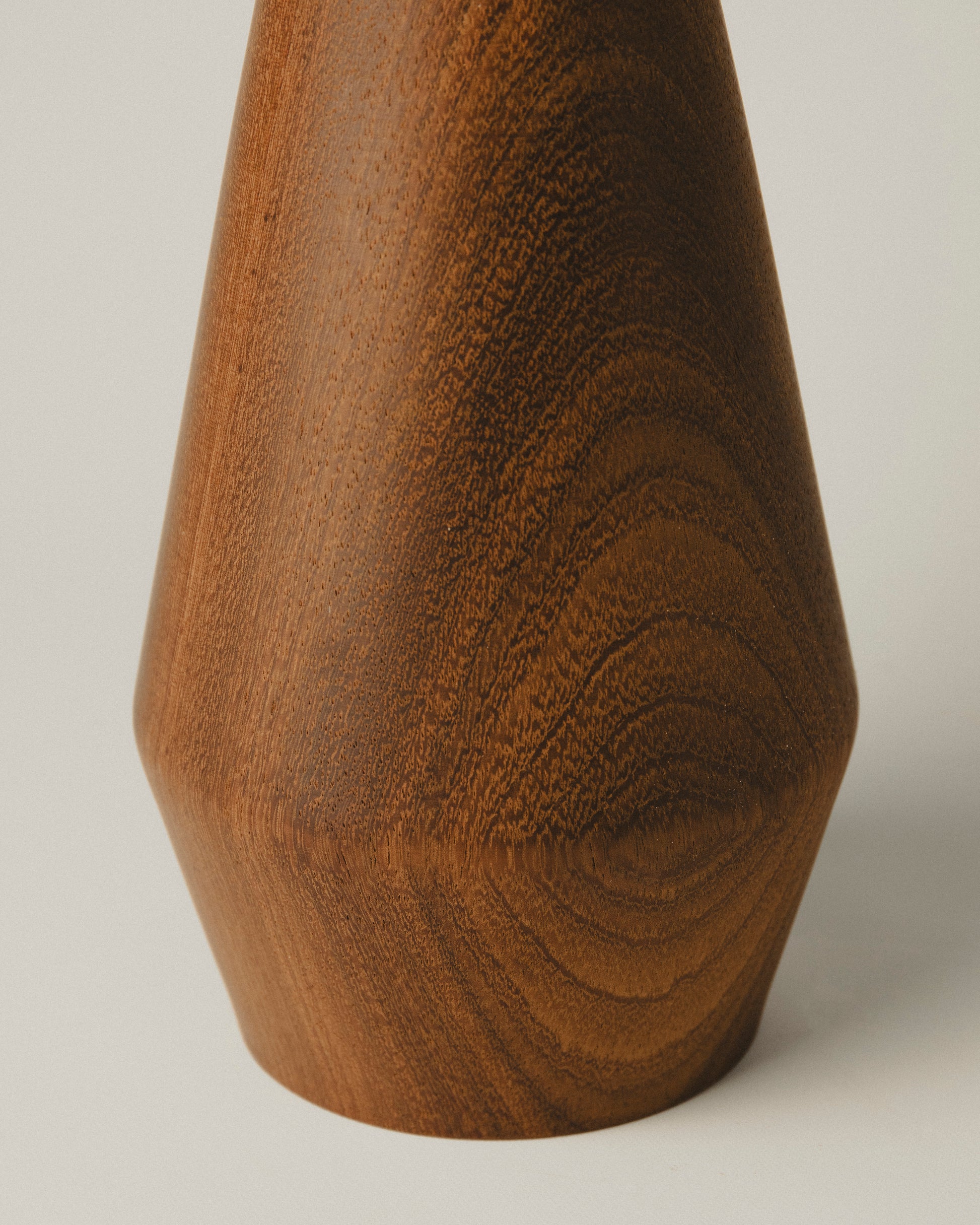 detalle del Jarrón de madera iroko modelo 04, con forma cónica sobria. Trabajo artesanal de Yubero Torno.