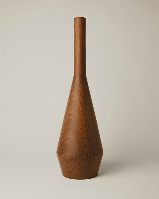 Jarrón de madera iroko modelo 04, con forma cónica sobria. Trabajo artesanal de Yubero Torno.