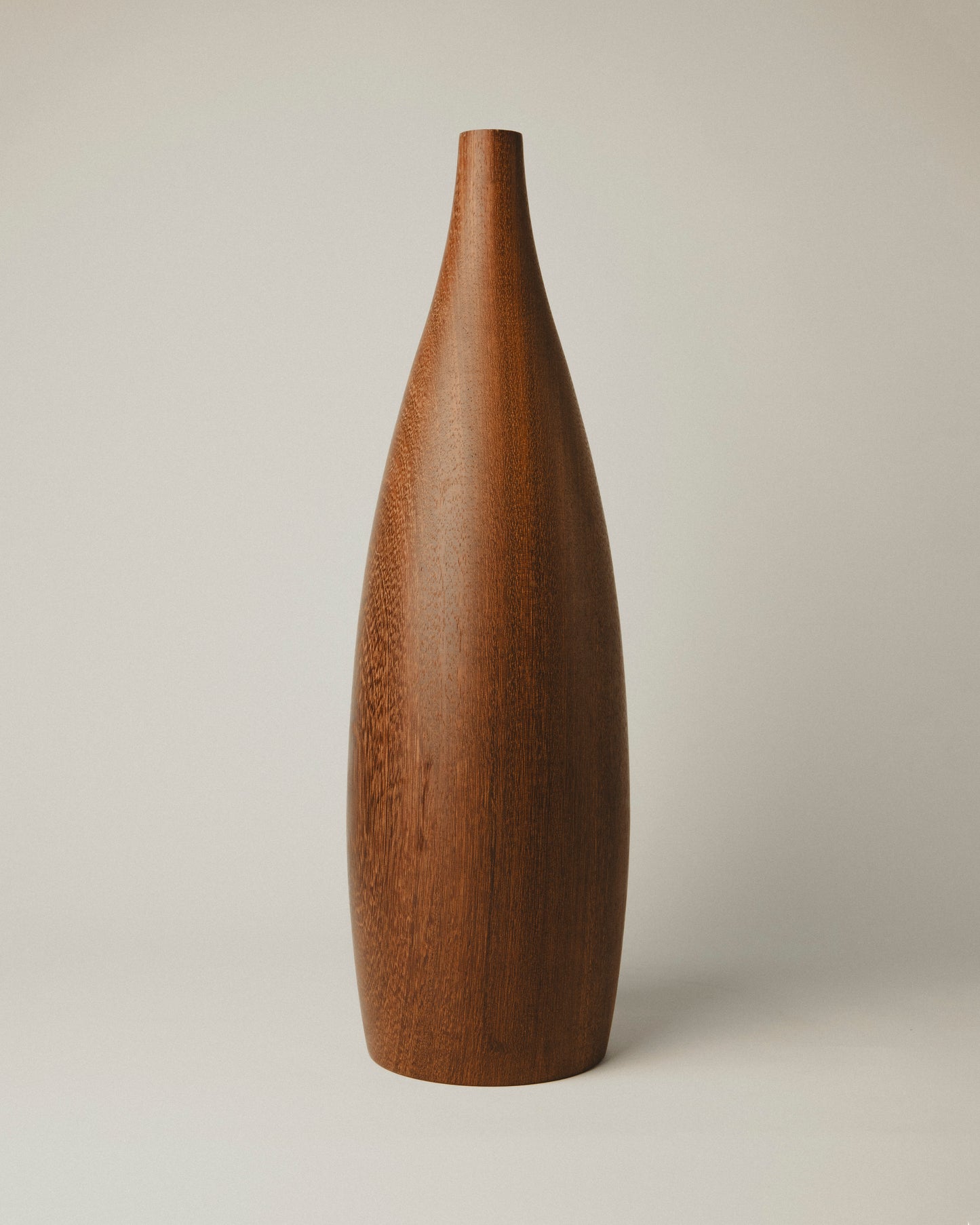 Jarrón decorativo de iroko hecho a mano. Modelo 05 con base sólida y cuerpo vertical.