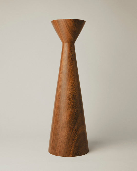 Jarrón XL artesanal con forma de cáliz en madera iroko. modelo xl 07
