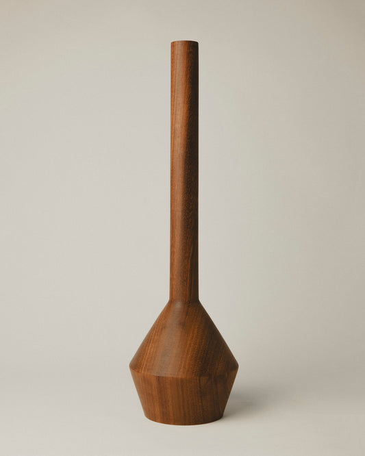 Jarrón de Yubero torno de base facetada y cuello fino, trabajado en iroko. Modelo 08