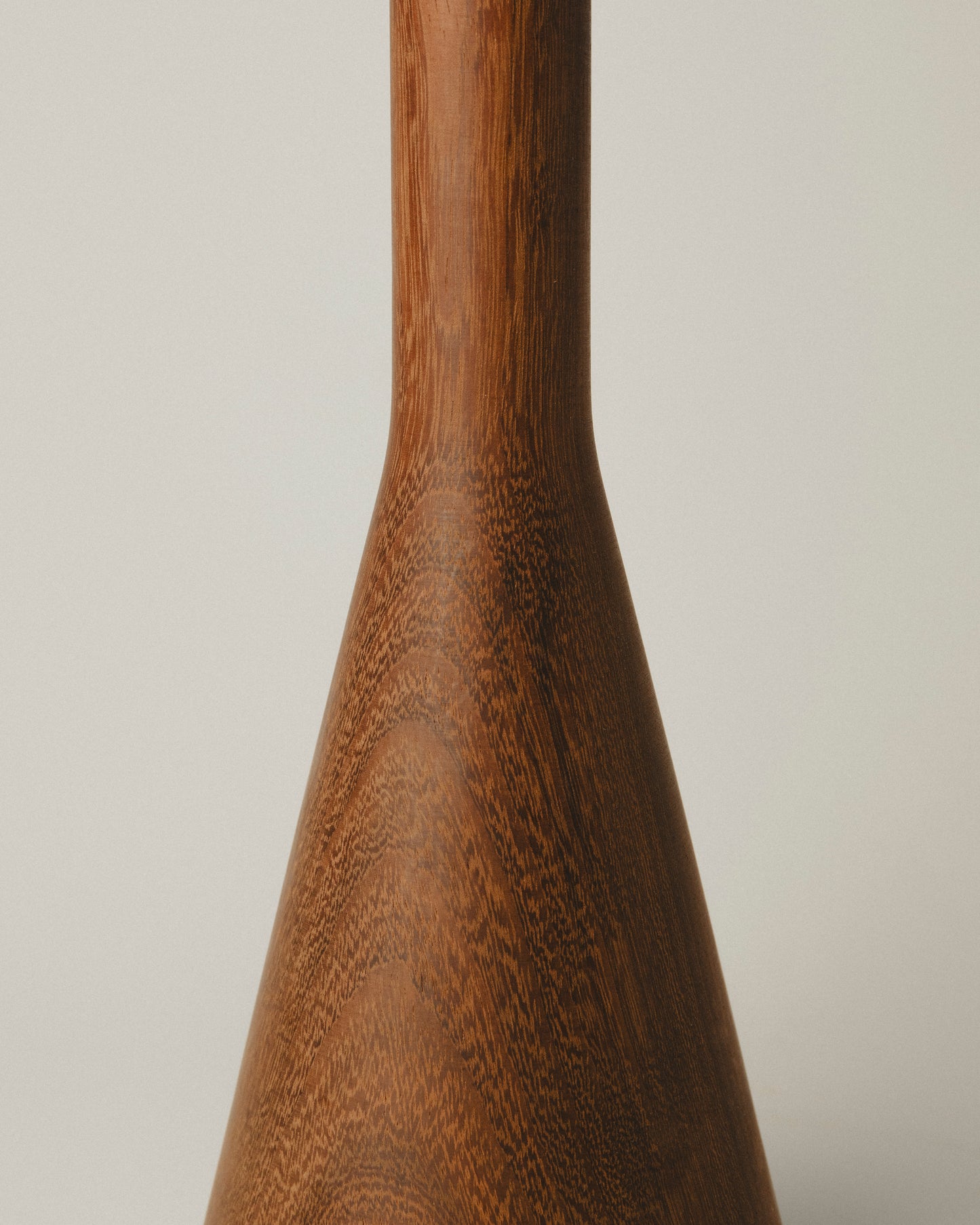 detalle del Modelo 09: jarrón de iroko con forma de embudo, torneado artesanal por Yubero Torno