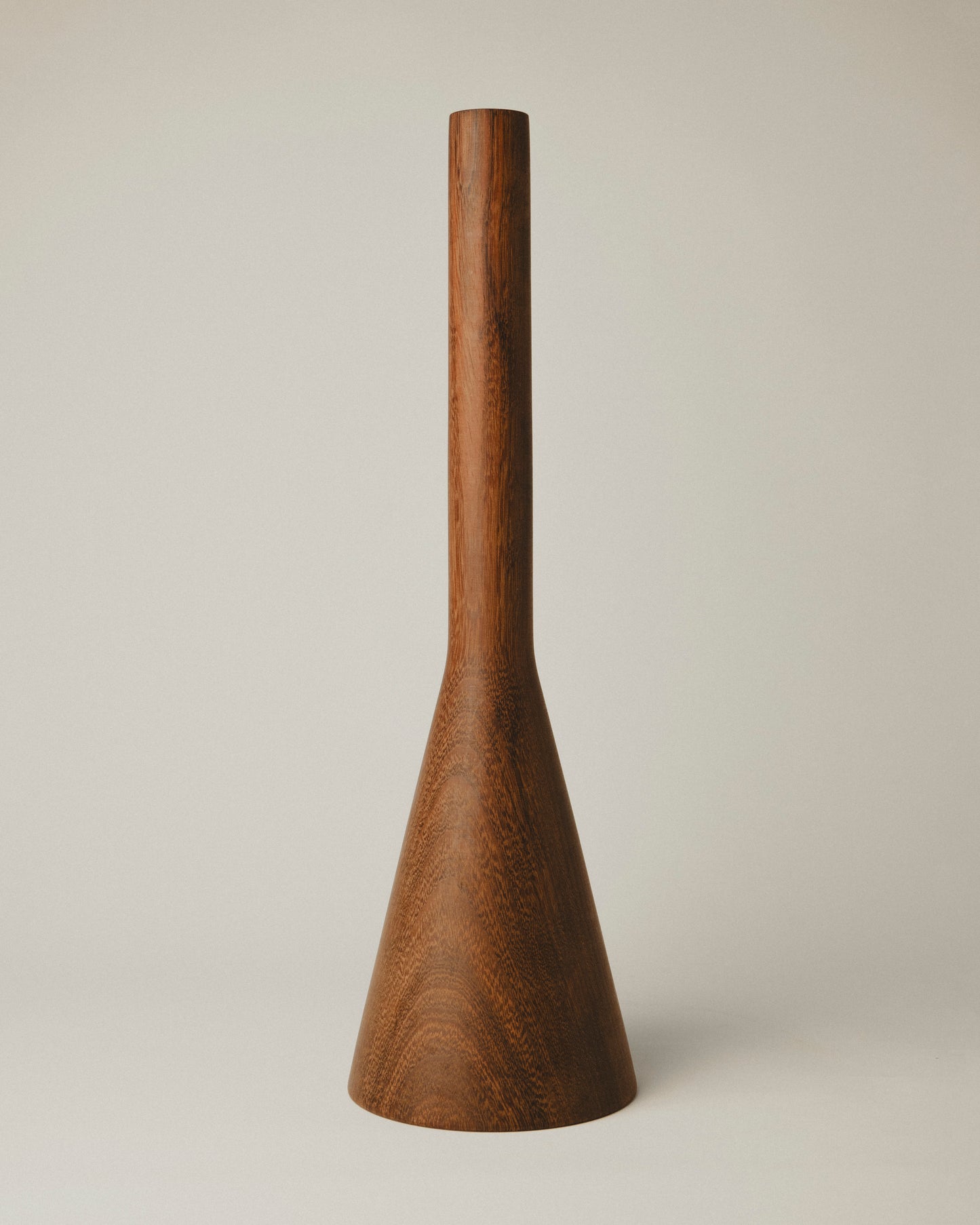 Modelo 09: jarrón de iroko con forma de embudo, torneado artesanal por Yubero Torno