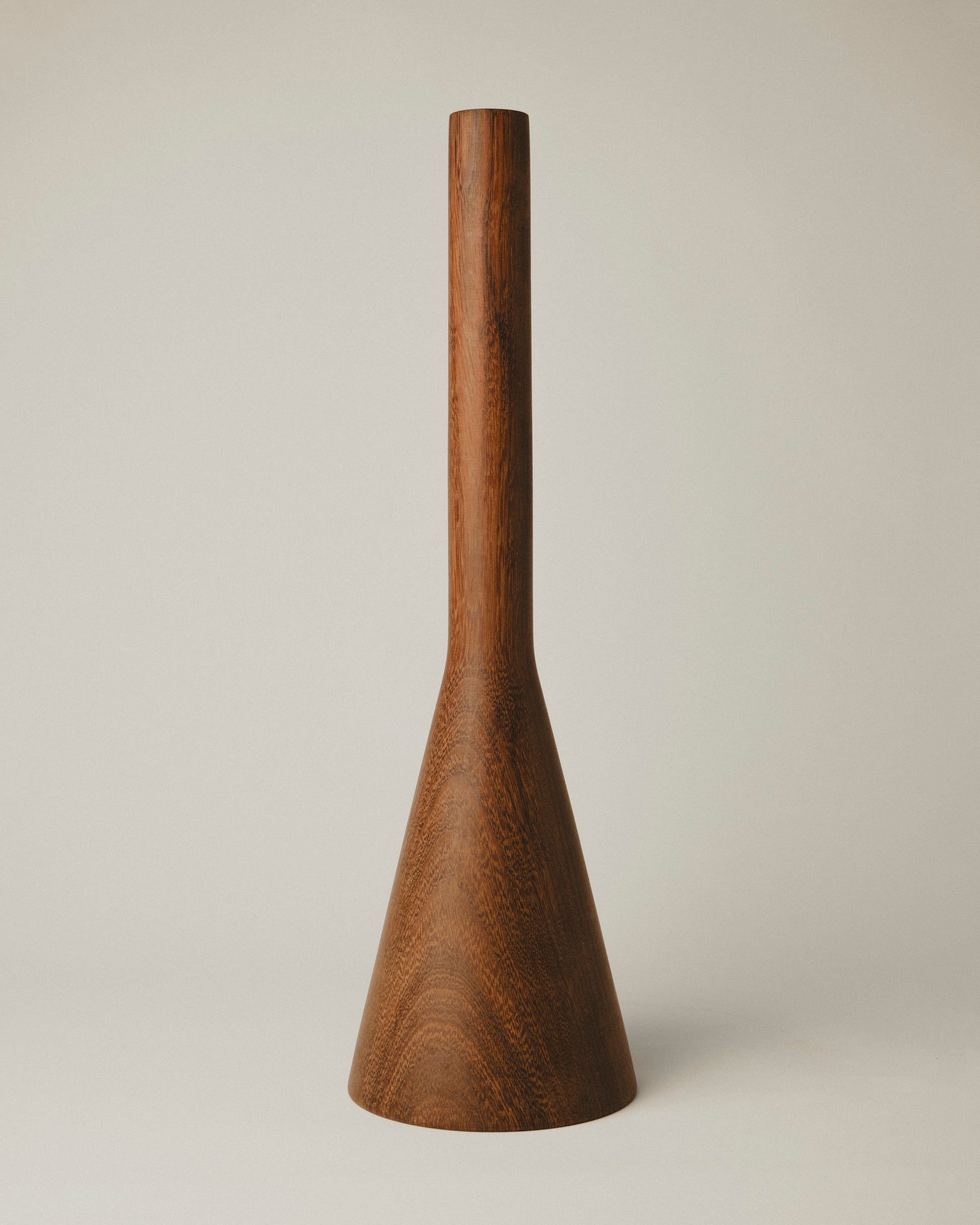 Modelo 09: jarrón de iroko con forma de embudo, torneado artesanal por Yubero Torno