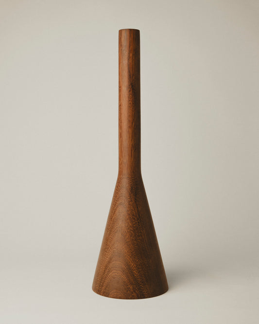 Modelo 09: jarrón de iroko con forma de embudo, torneado artesanal por Yubero Torno