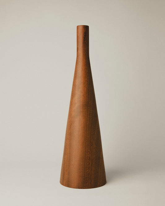  Jarrón artesanal de madera iroko XL modelo 10  de Yubero Torno. forma cónica, cuello corto