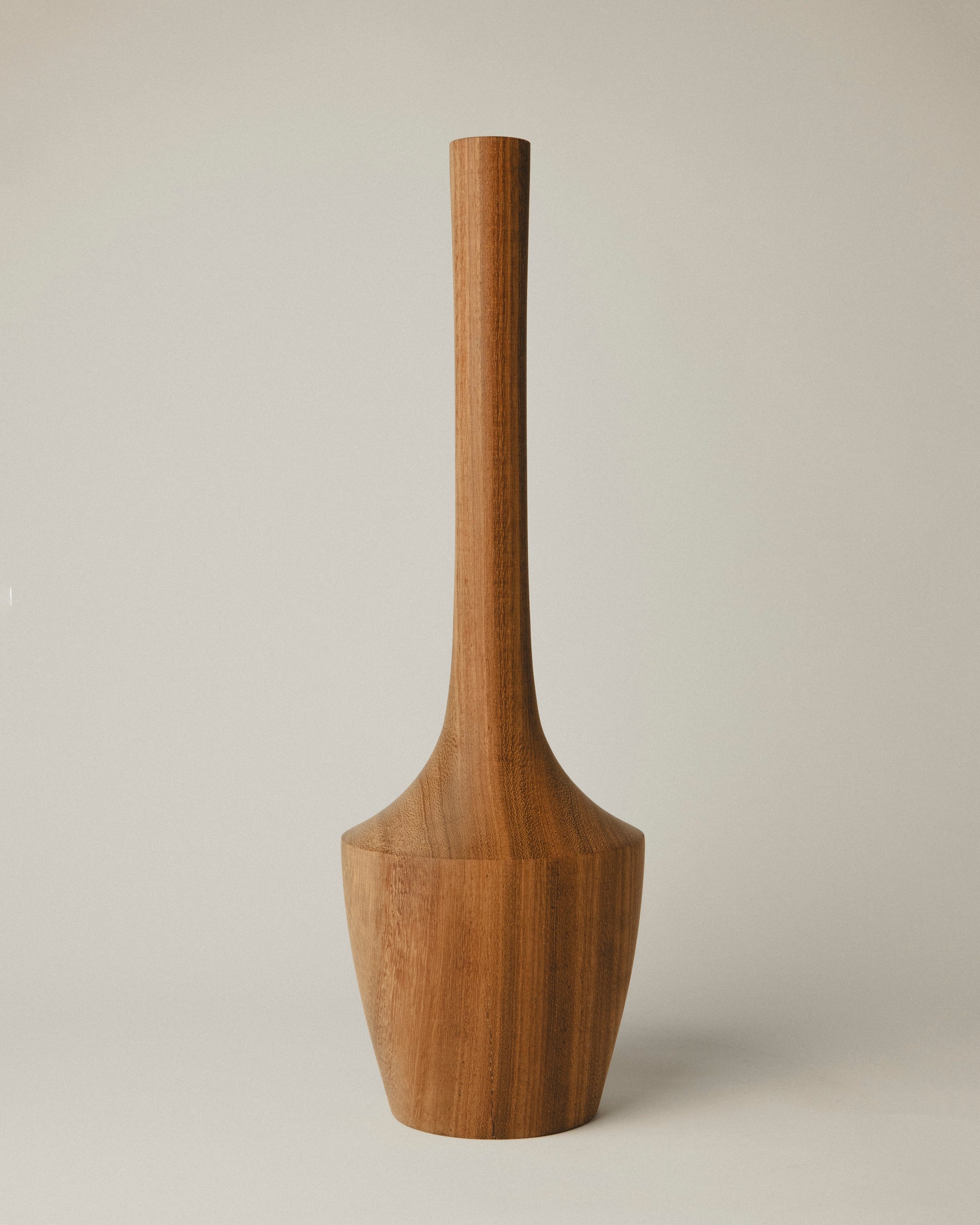 Jarrón 11 de autor , Yubero Torno con cuello largo y cuerpo anguloso. Madera de iroko torneada a mano.