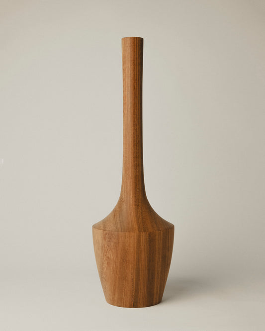 Jarrón 11 de autor , Yubero Torno con cuello largo y cuerpo anguloso. Madera de iroko torneada a mano.