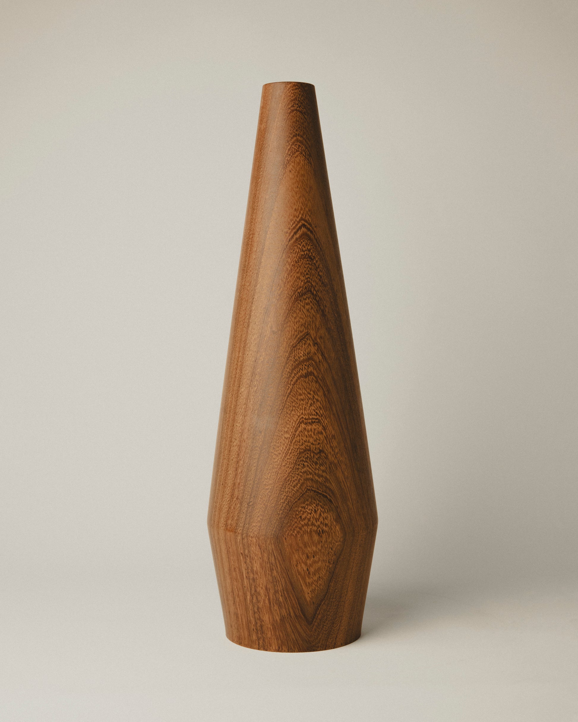 Jarrón XL de madera de iroko hecho a mano por Yubero Torno. Modelo 12 con forma cónica y base redonda.