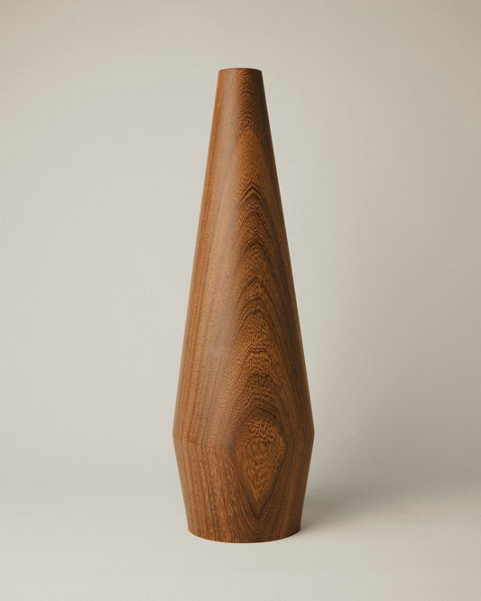 Jarrón XL de madera de iroko hecho a mano por Yubero Torno. Modelo 12 con forma cónica y base redonda.