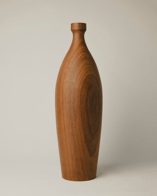 Modelo 13: jarrón en forma de botella, trabajado a mano en madera de iroko.