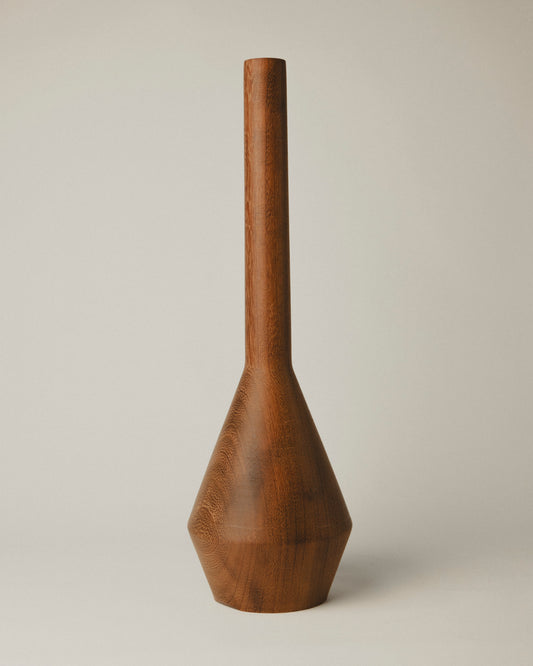Jarrón 14 de autor con cuello largo cilíndrico y base facetada. Madera de iroko torneada.
