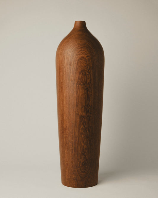 Jarrón artesanal de madera iroko, hecho a mano por Yubero Torno. Modelo 01, diseño estilizado.